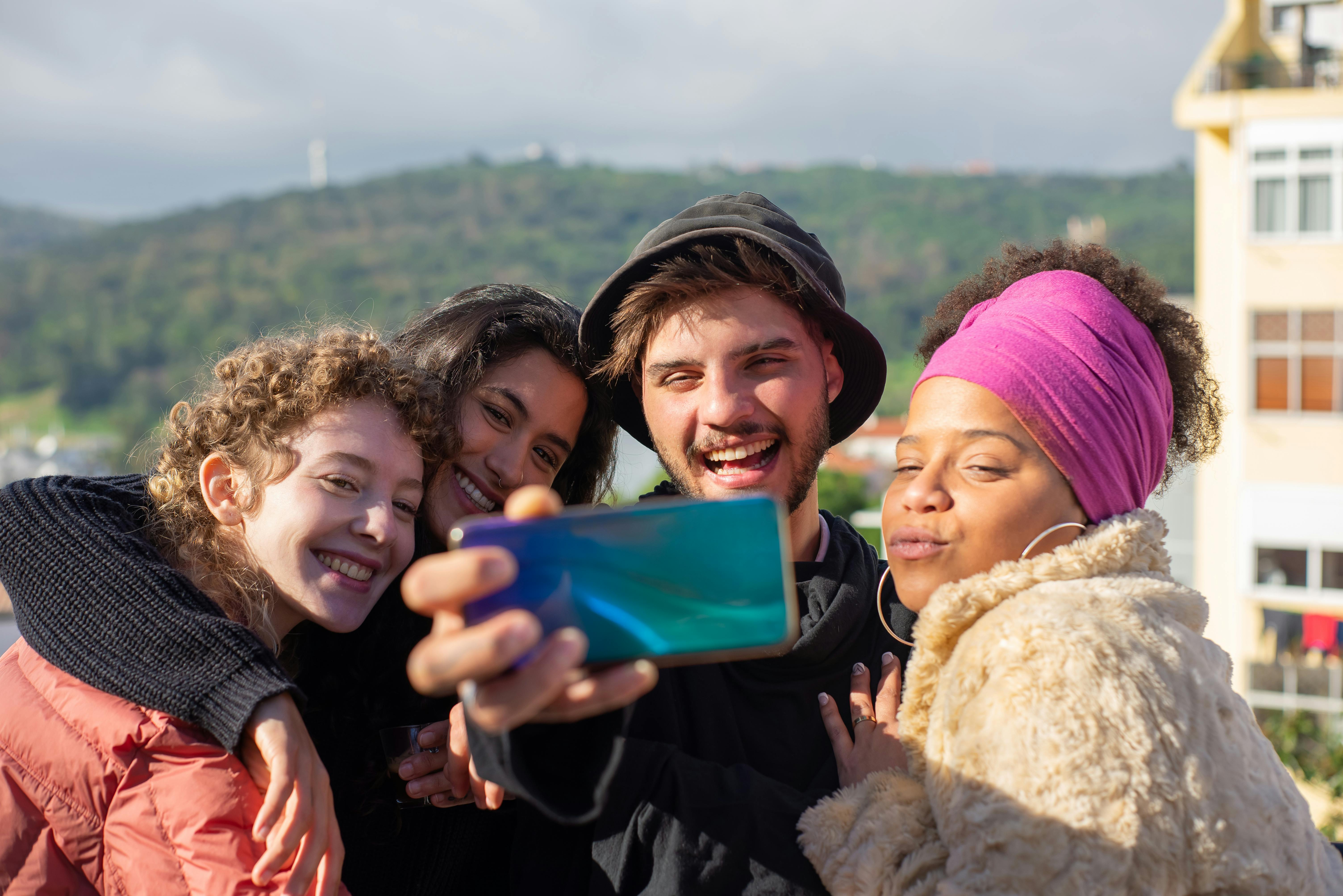 How the StayingBee App Supports Community-Driven Travel